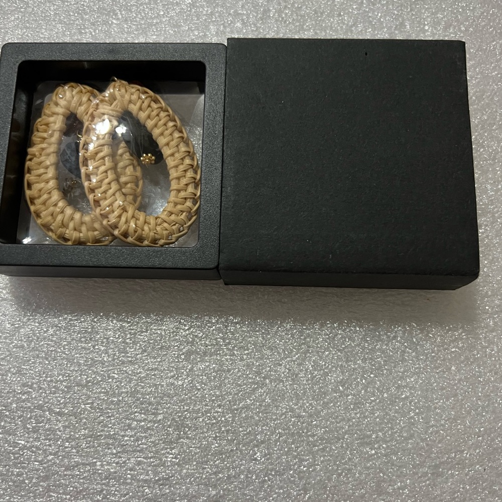Beautiful Earing NWT in original box
